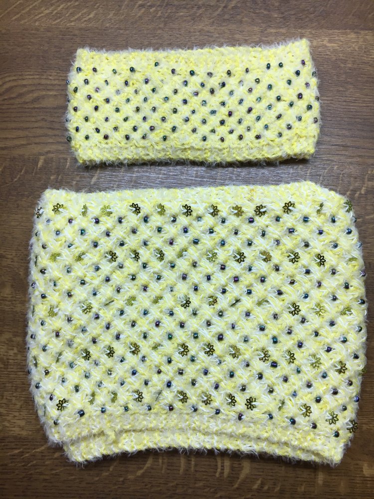 Süßes Set: kurzer Loop und Stirnband in gelb, rundum verziert mit Perlchen und Blüten.