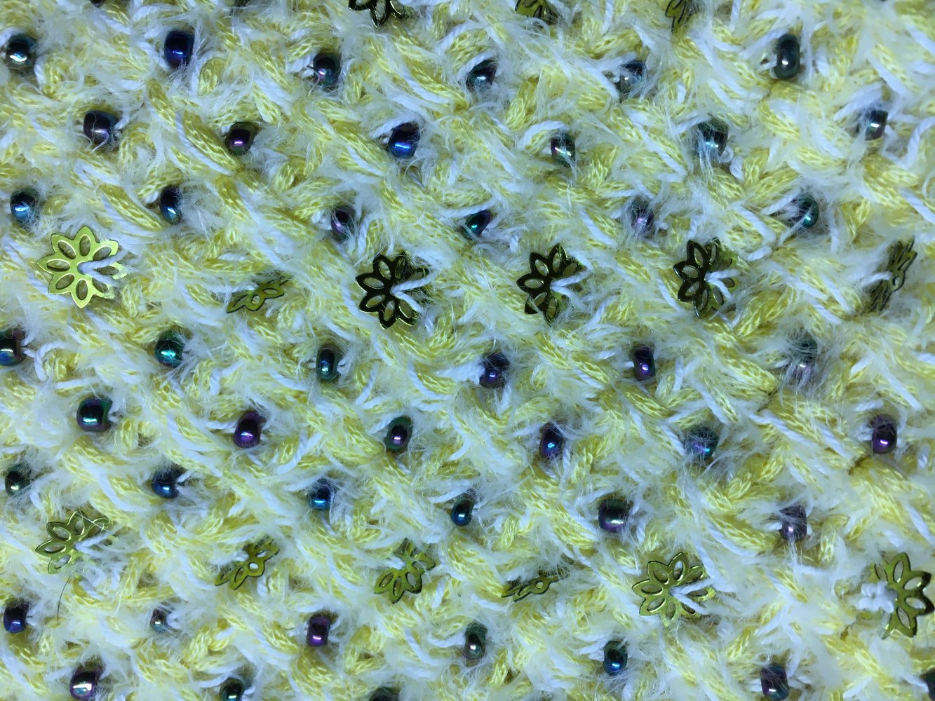 Süßes Set: kurzer Loop und Stirnband in gelb, rundum verziert mit Perlchen und Blüten.