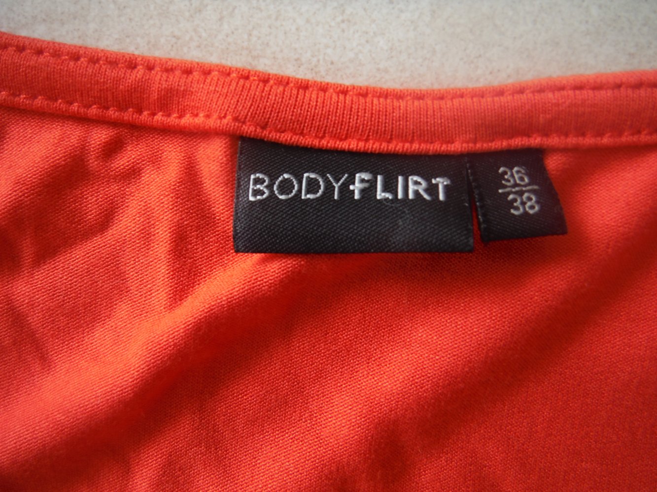 NEU !!! sexy Kleid in orange mit großer Blüte Gr.38