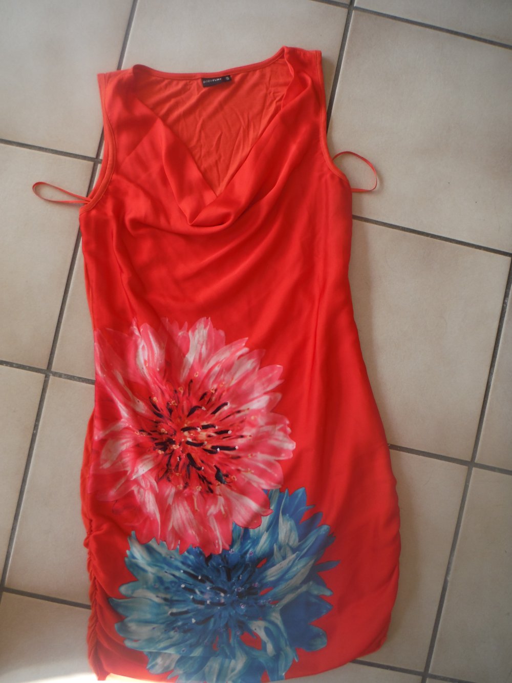 NEU !!! sexy Kleid in orange mit großer Blüte Gr.38