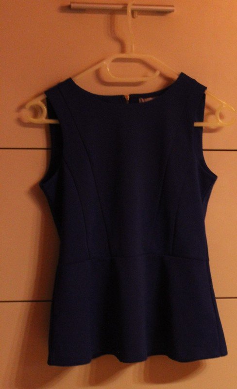 Blaues ärmelloses Shirt