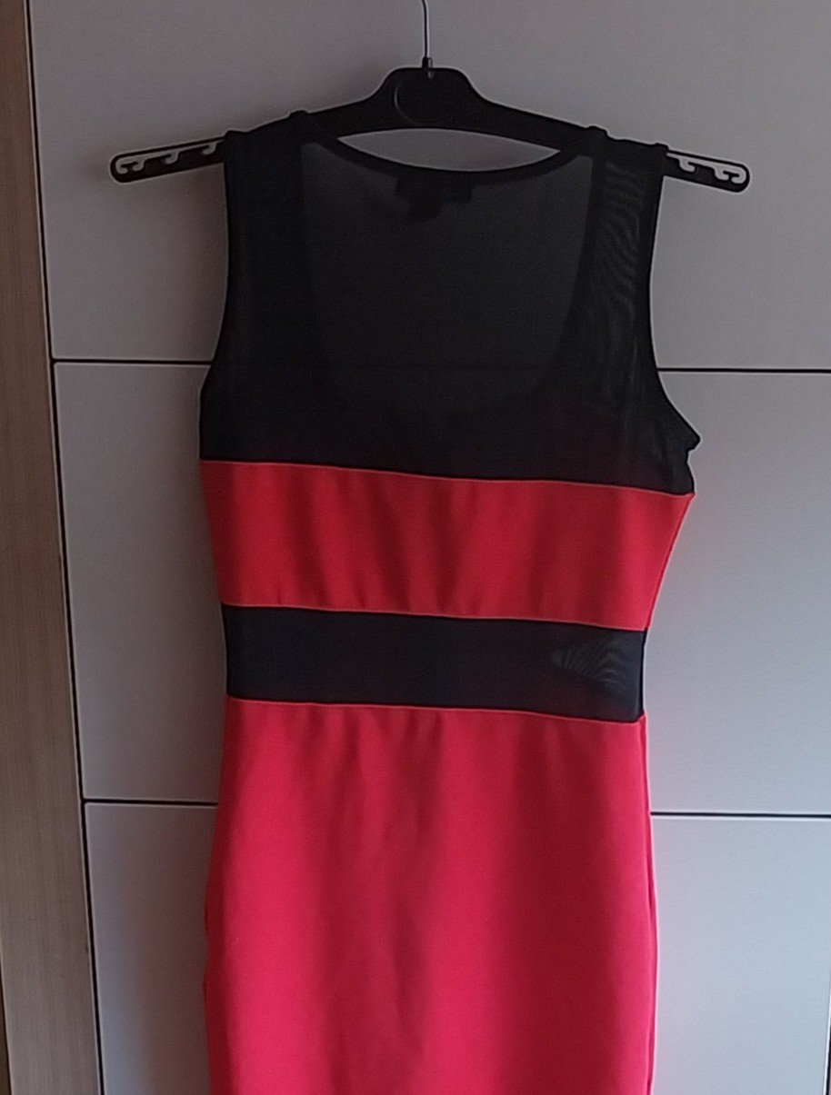 Schwarz-rotes Kleid