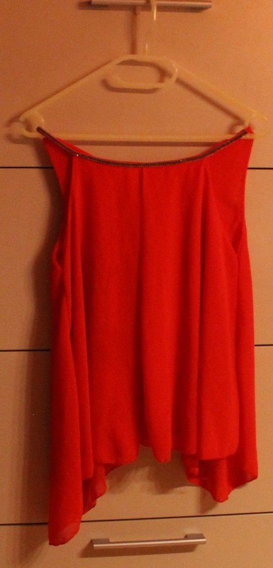 Ärmelloses rotes Shirt