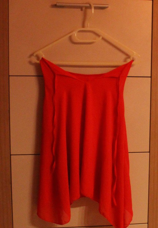 Ärmelloses rotes Shirt