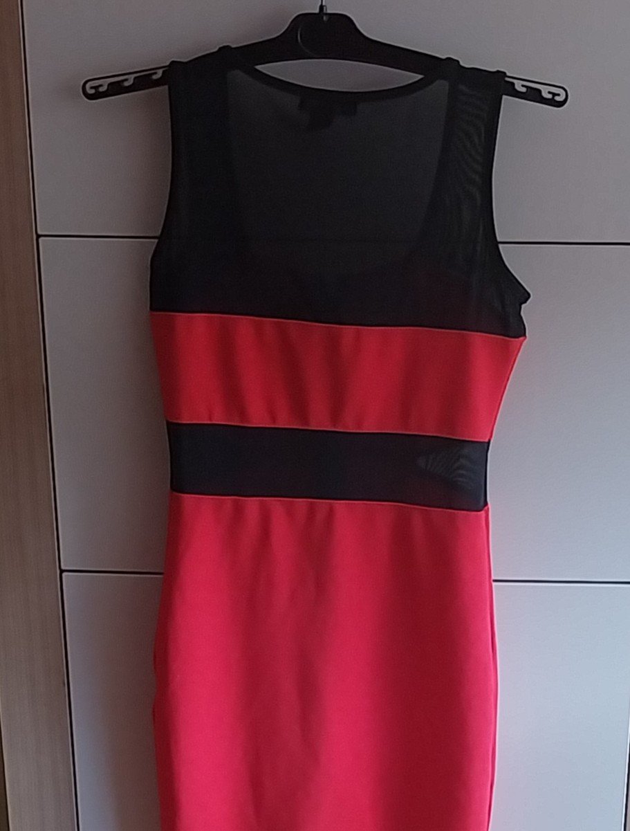 Schwarz-rotes Kleid