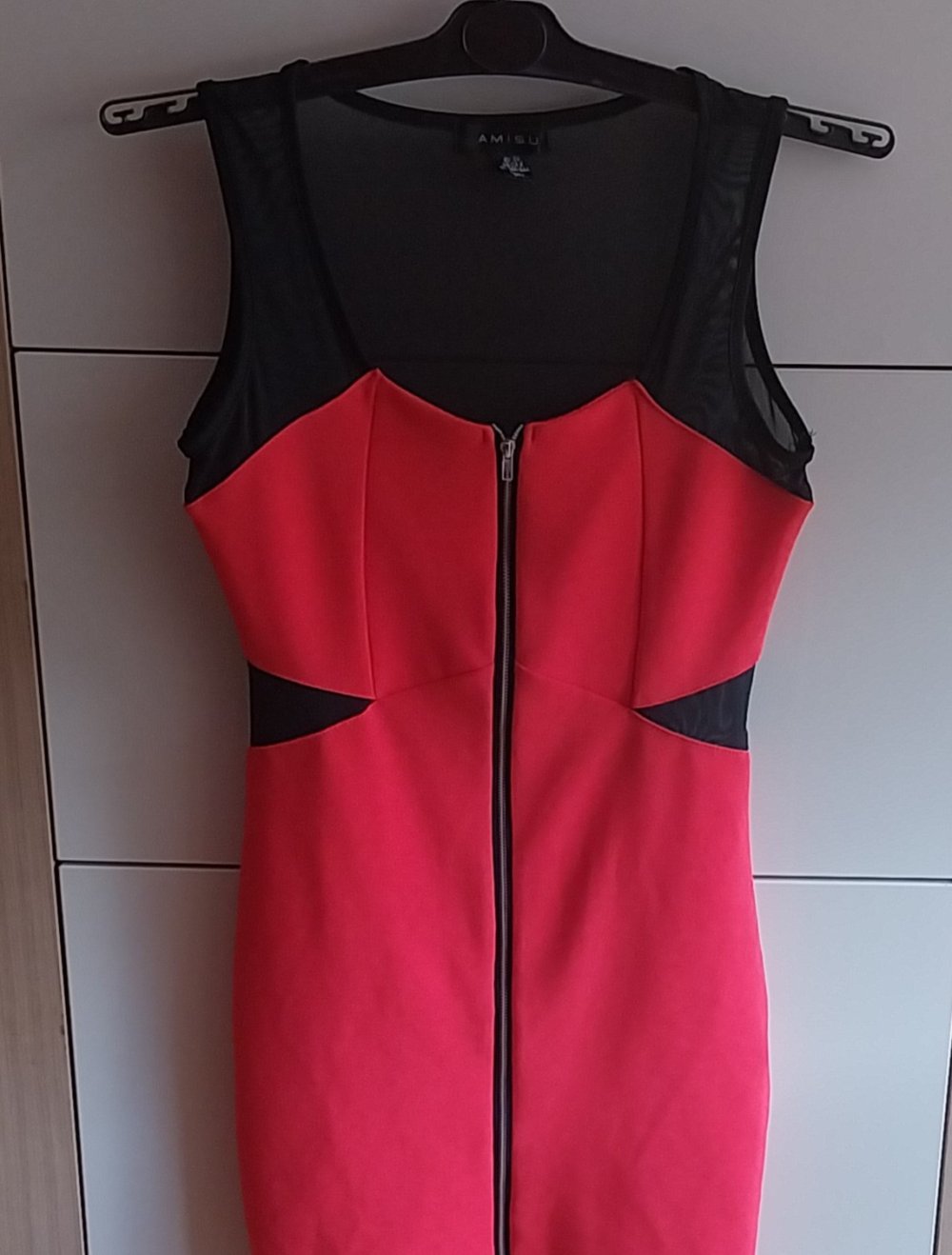 Schwarz-rotes Kleid