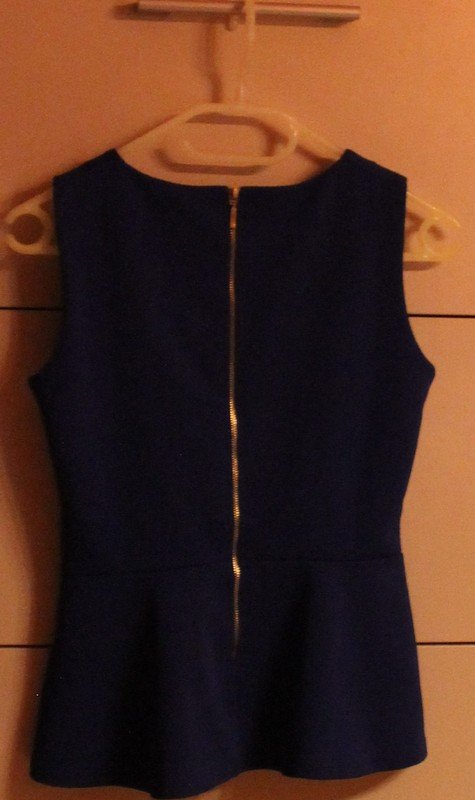 Blaues ärmelloses Shirt