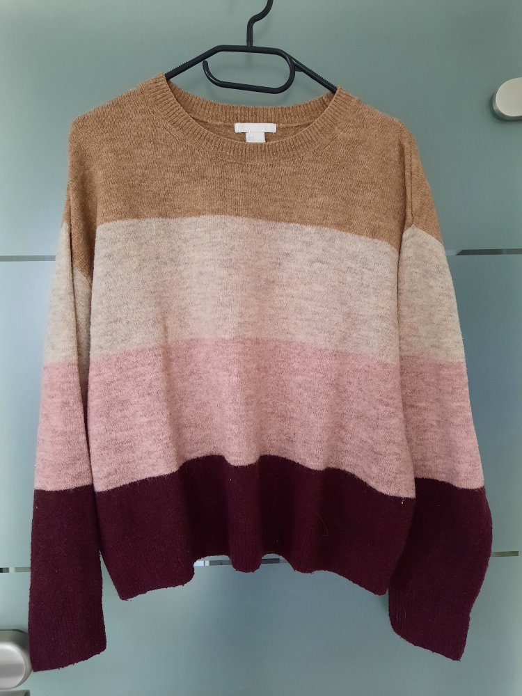 Pullover mit bunten Streifen 