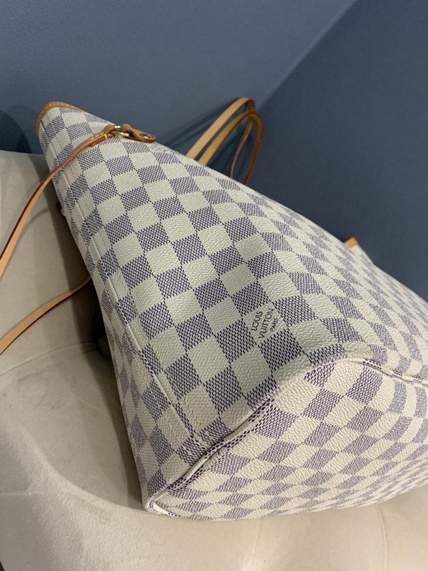 Eine große und geräumige Tasche  L.V  