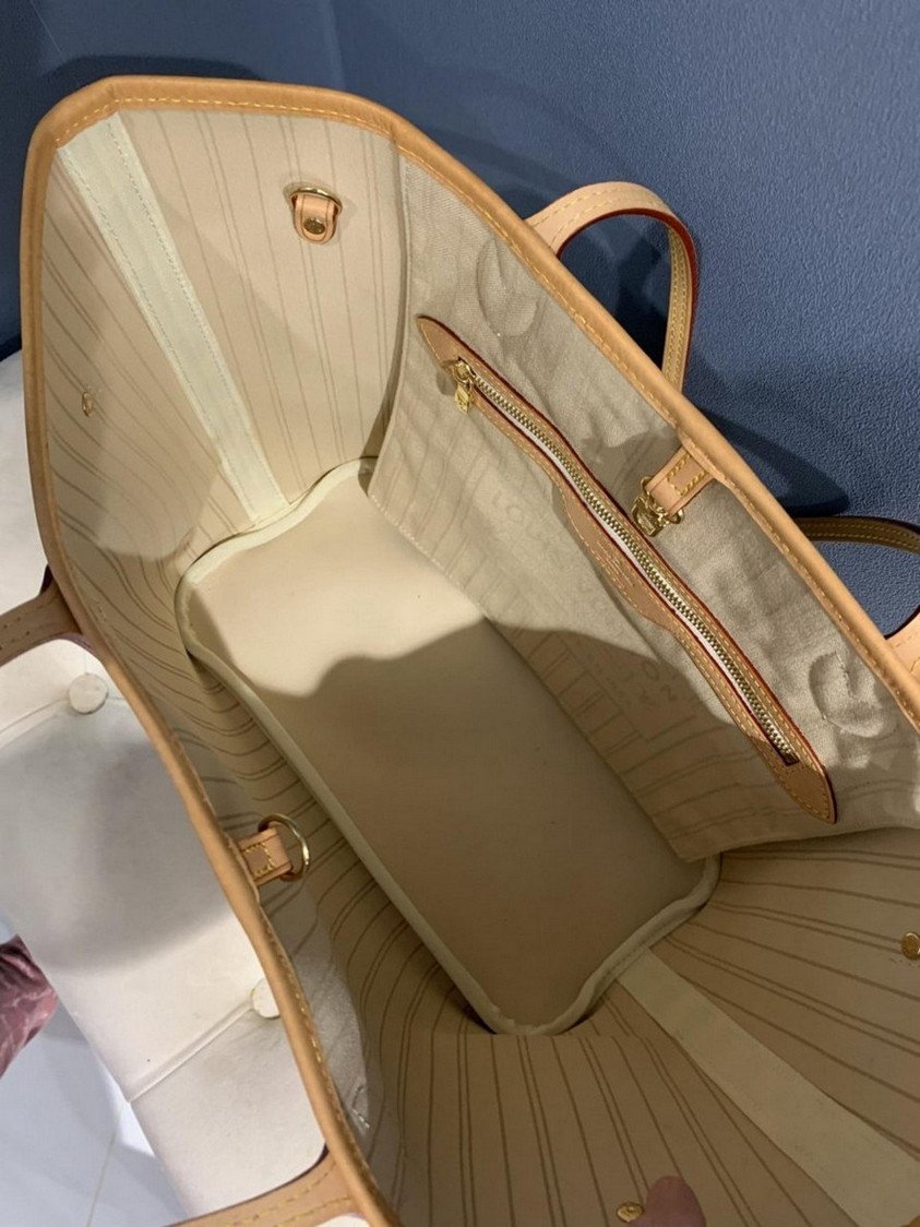 Eine große und geräumige Tasche  L.V  