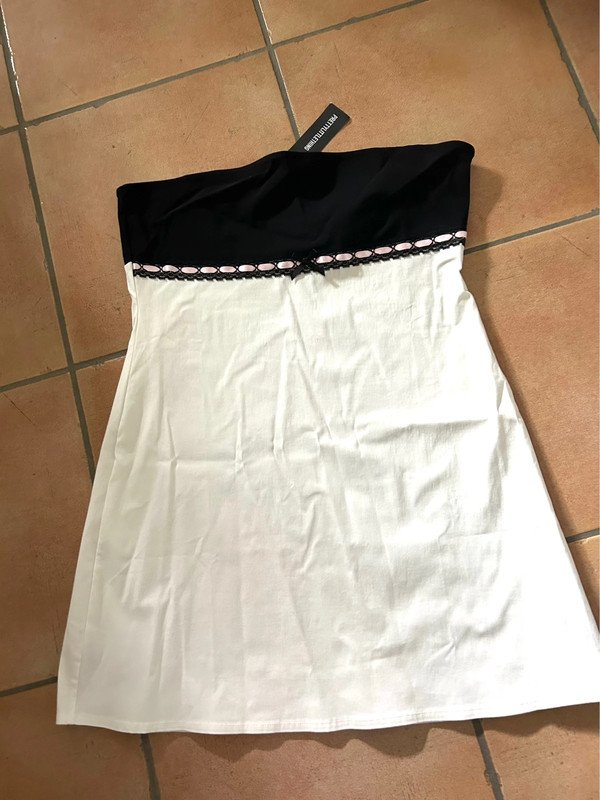 Trägerloses Kleid, Bandeau-Minikleid, weiss-schwarz, Gr. 40 von LittlePrettyThing, NEU!