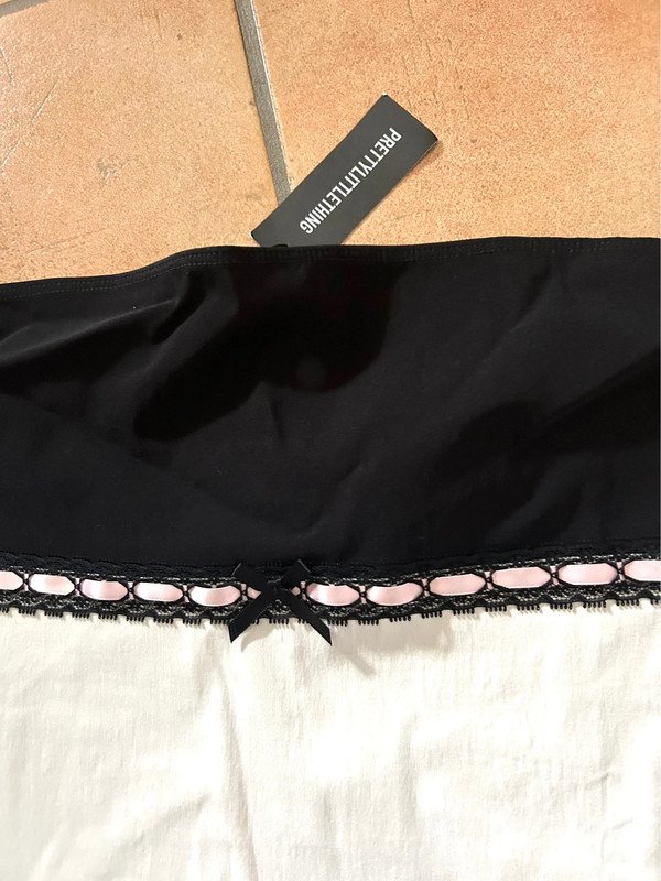 Trägerloses Kleid, Bandeau-Minikleid, weiss-schwarz, Gr. 40 von LittlePrettyThing, NEU!