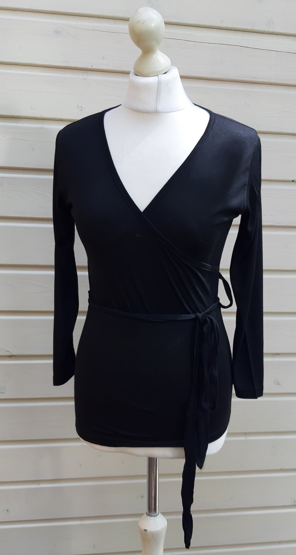 Schwarzes shirt in wickeloptik zum Schnüren aus Viskose 