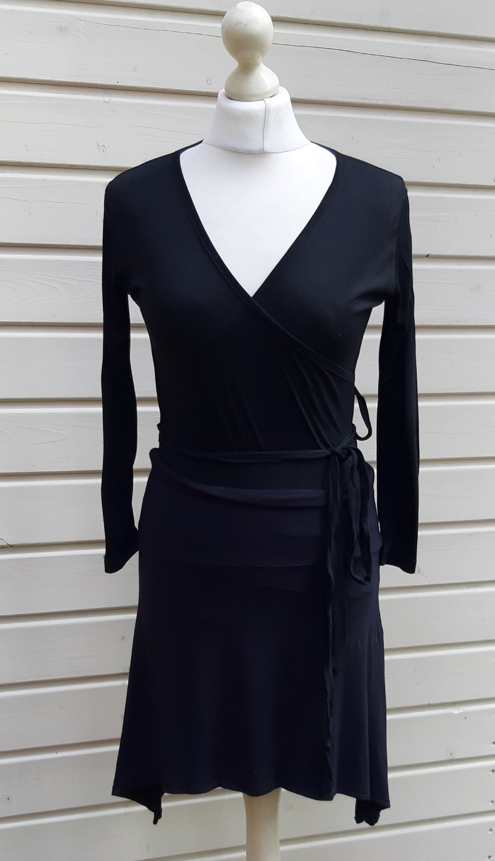 Schwarzes shirt in wickeloptik zum Schnüren aus Viskose 