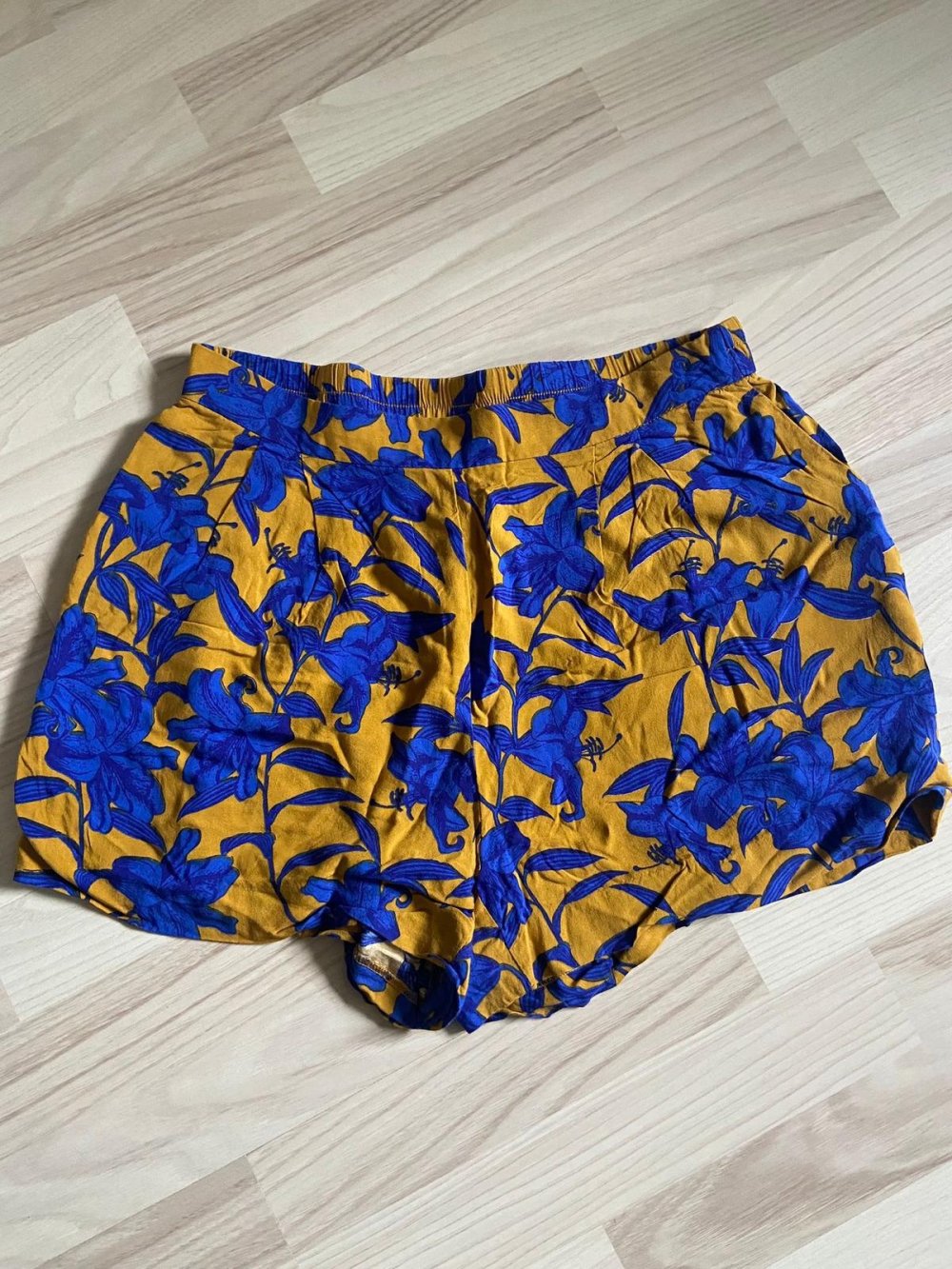 H&M Blumenmuster blau gelb kurz Gr. 40