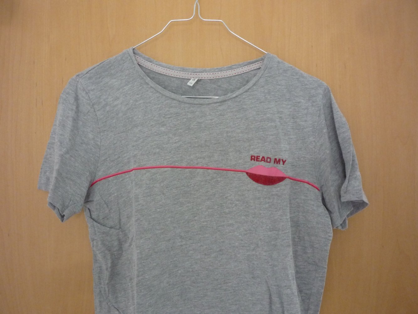 ONLY – schönes TShirt mit Rundhals-Ausschnitt - Gr. XS - grau