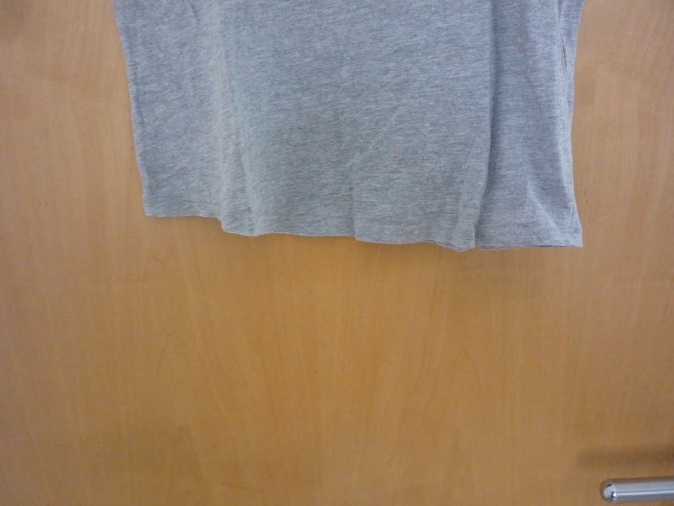 ONLY – schönes TShirt mit Rundhals-Ausschnitt - Gr. XS - grau