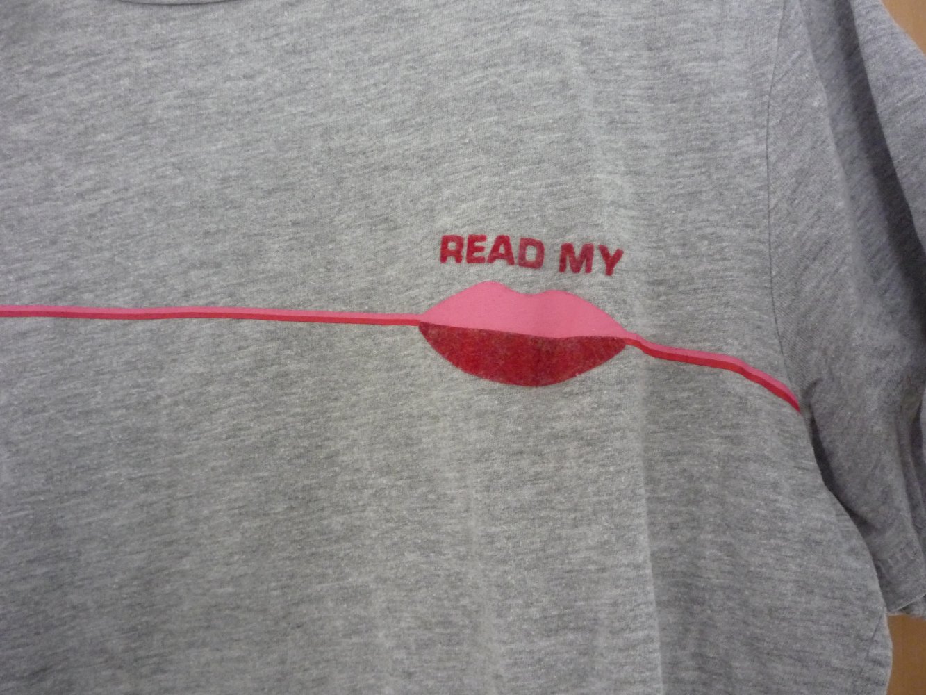 ONLY – schönes TShirt mit Rundhals-Ausschnitt - Gr. XS - grau