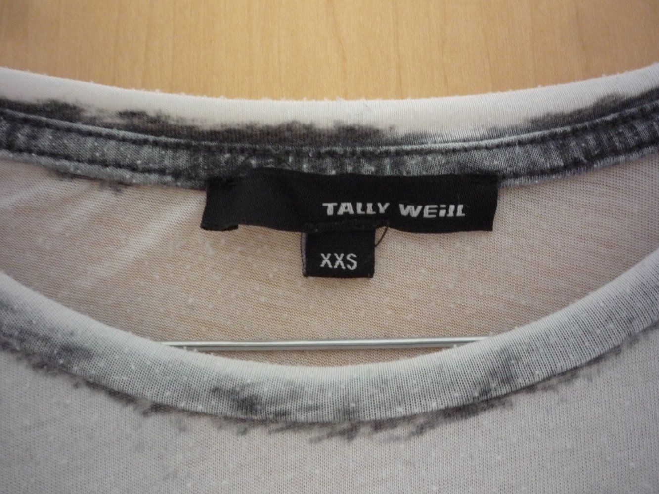 Tally Weijl – schönes TShirt mit Rundhals-Ausschnitt - Gr. XXS – grau marmoriert mit Applikation