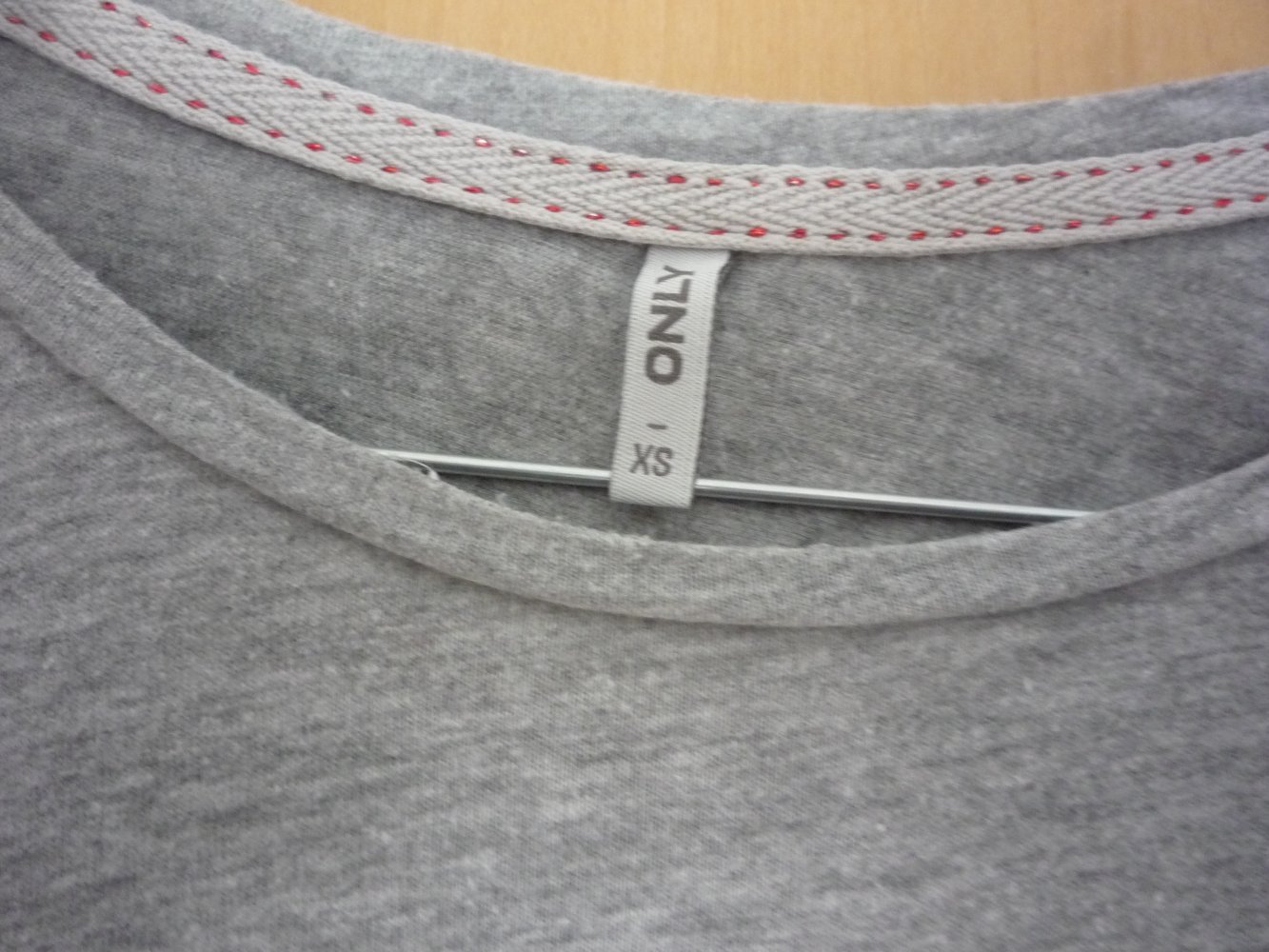 ONLY – schönes TShirt mit Rundhals-Ausschnitt - Gr. XS - grau