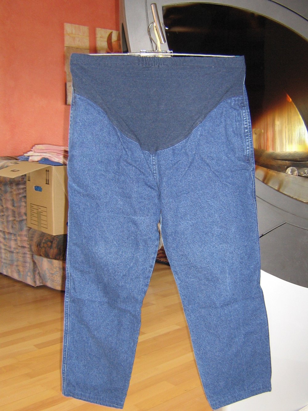 blauen Umstands-Jeans, weites Bein
