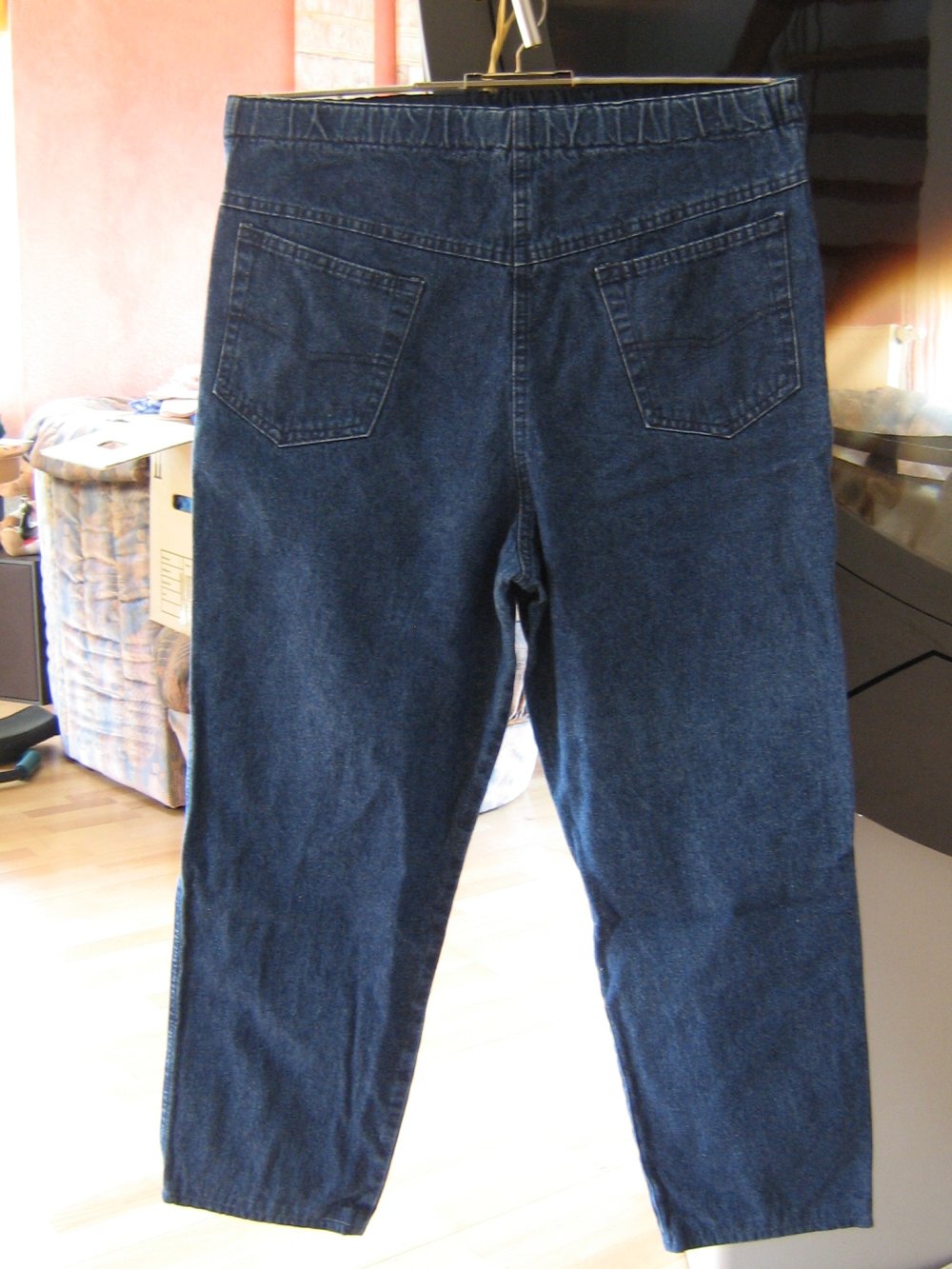 blauen Umstands-Jeans, weites Bein