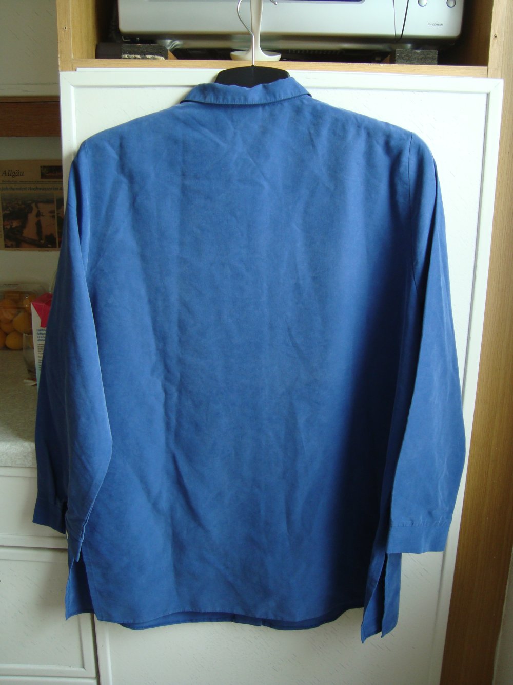 royalblaue Bluse in edlem Look