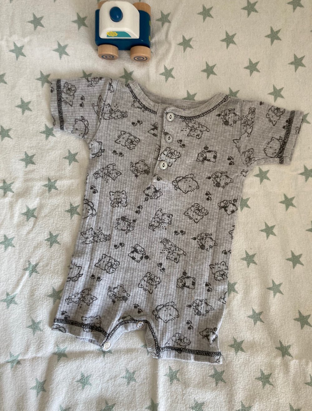 süßer kurzer Strampler