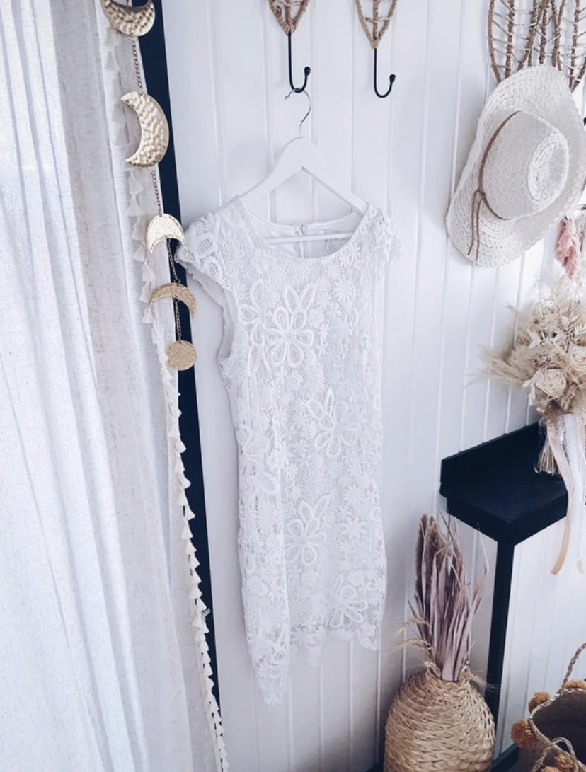 Weißes florales Spitzenkleid Amisu Größe 40