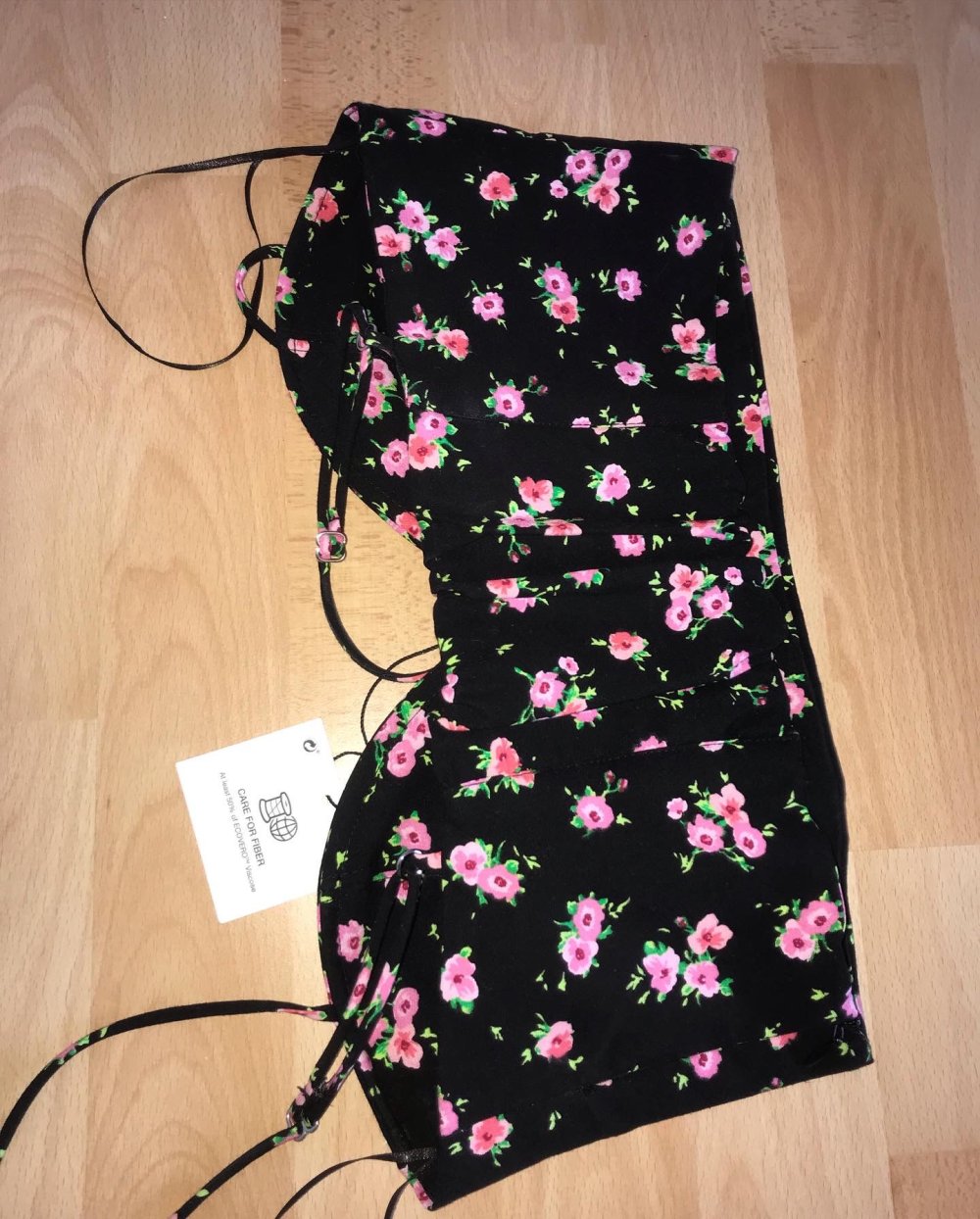 süßes schwarz Top-Detail aus Rosen