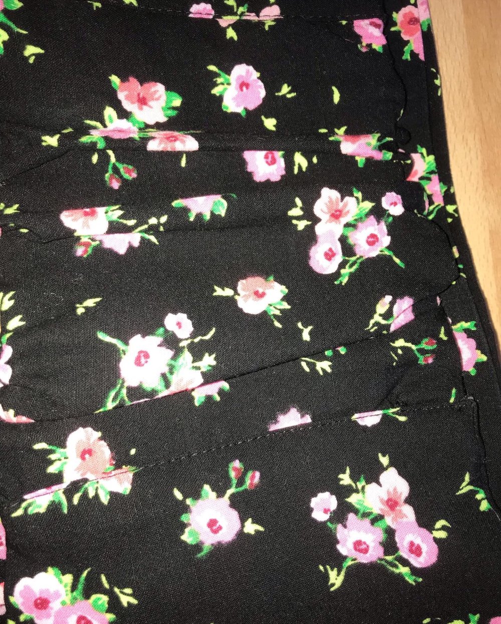 süßes schwarz Top-Detail aus Rosen