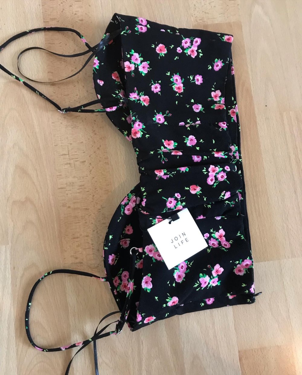 süßes schwarz Top-Detail aus Rosen