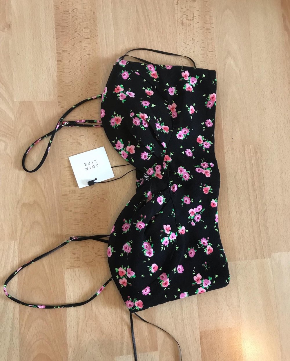 süßes schwarz Top-Detail aus Rosen