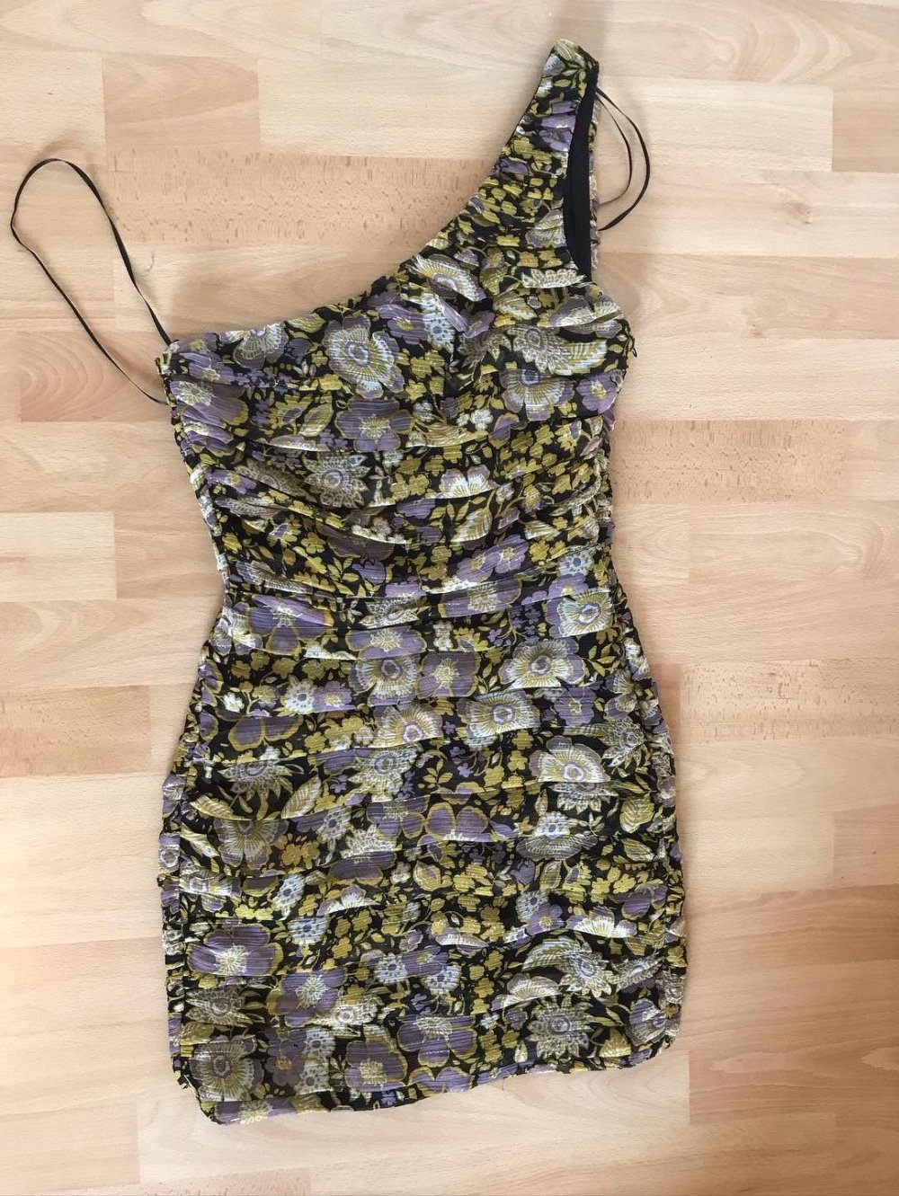 Kurzes Zara Kleid mit einem Träger