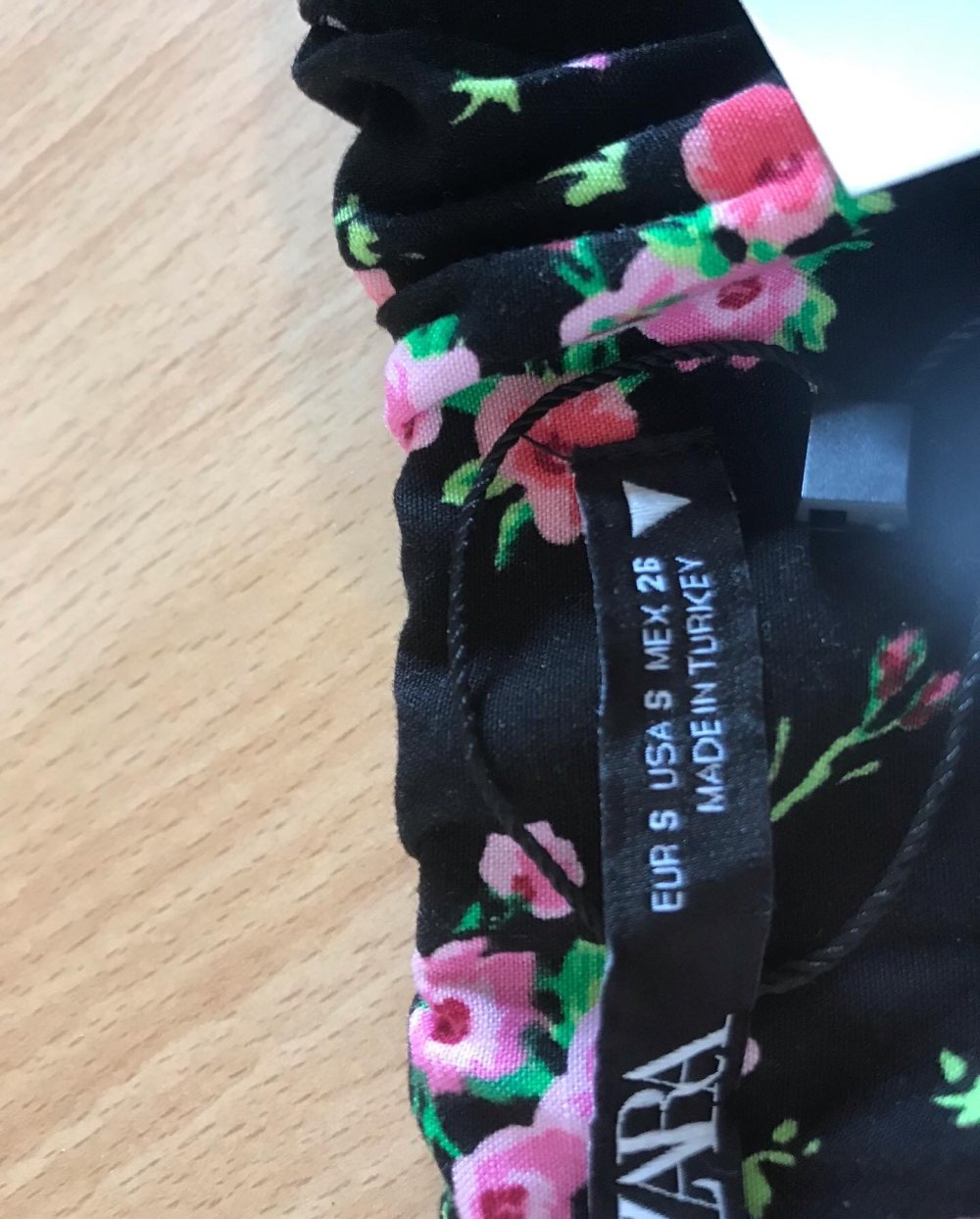 süßes schwarz Top-Detail aus Rosen
