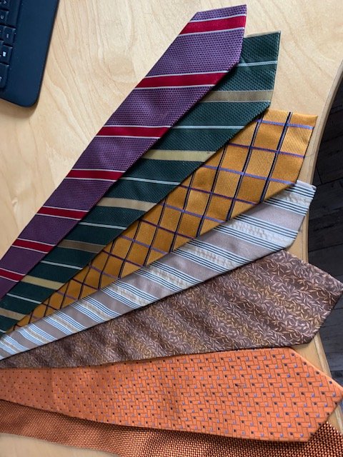 12 Krawatten , verschieden Muster und Farben