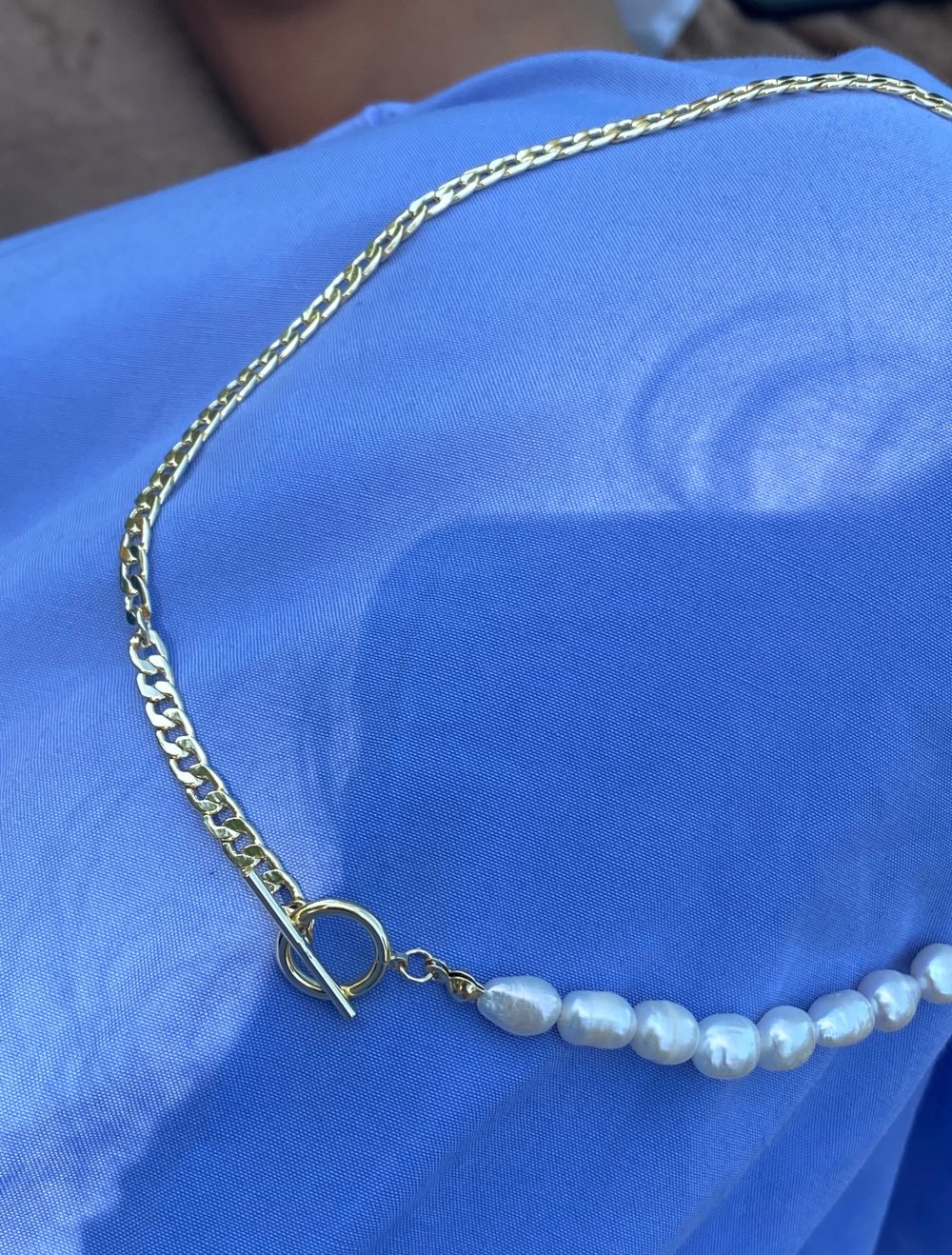 Halskette mit Süßwasser Perlen und vergoldete Kette