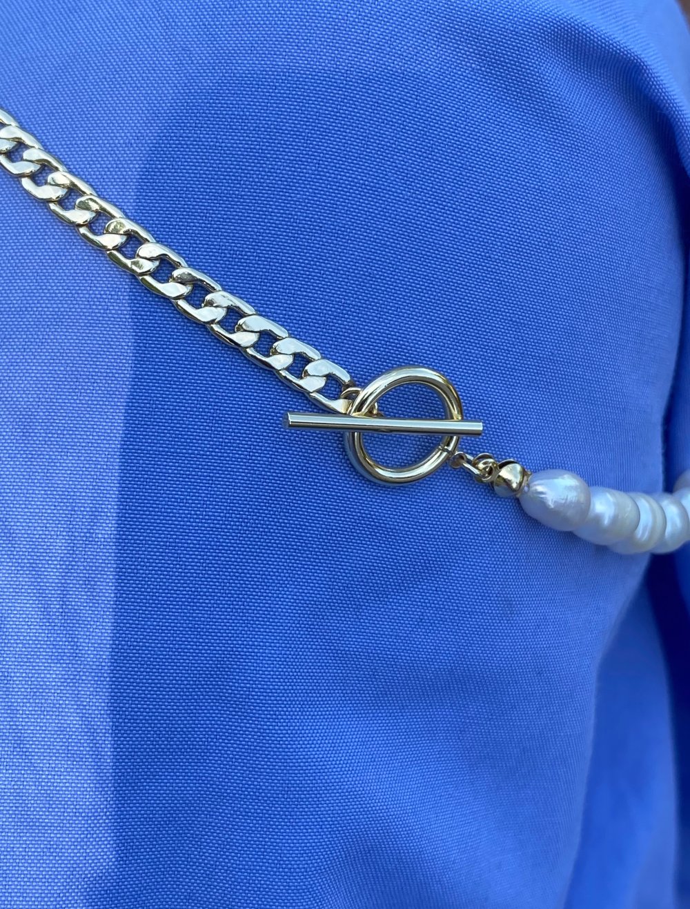 Halskette mit Süßwasser Perlen und vergoldete Kette