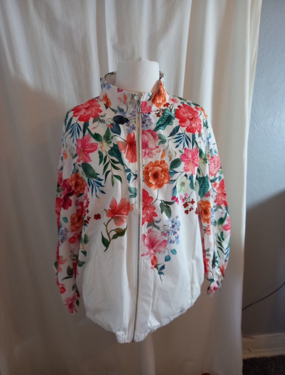 Jacke weiß Blumen Gr. 4XL 52 54 Reißverschluss  Übergang modern Floral