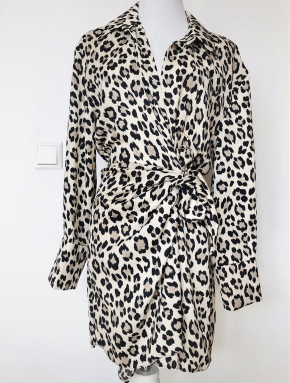 Zara sehr schöbes Leo Kleid in Wickeloptik neu Gr M