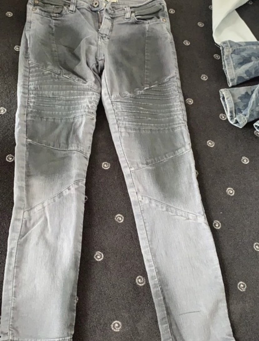 please graue Röhrenjeans