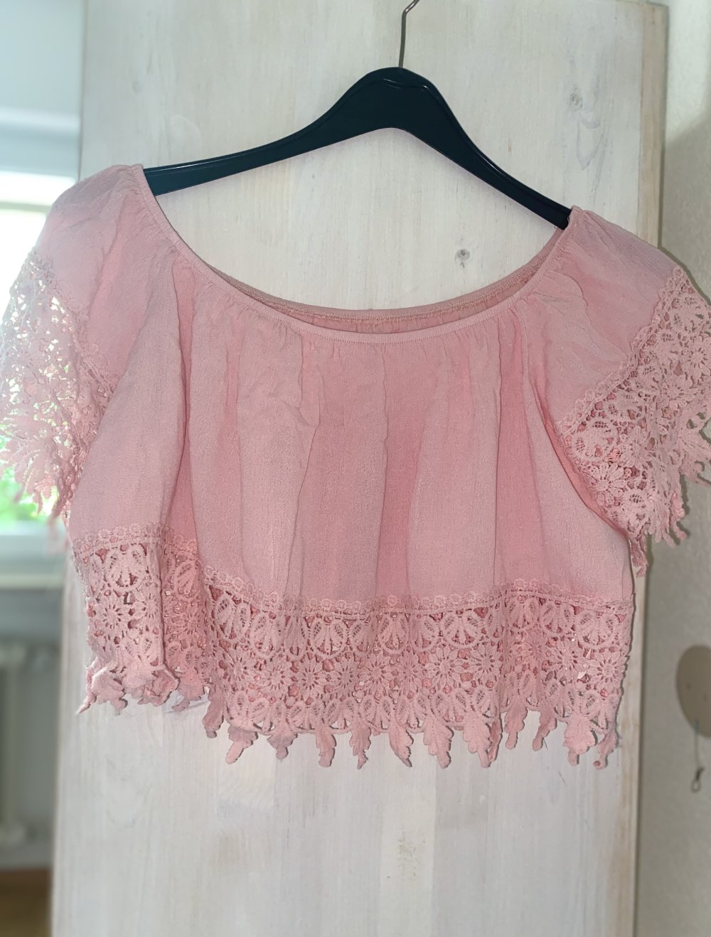 Pinkes Oberteil mit Fransen, schulterfrei