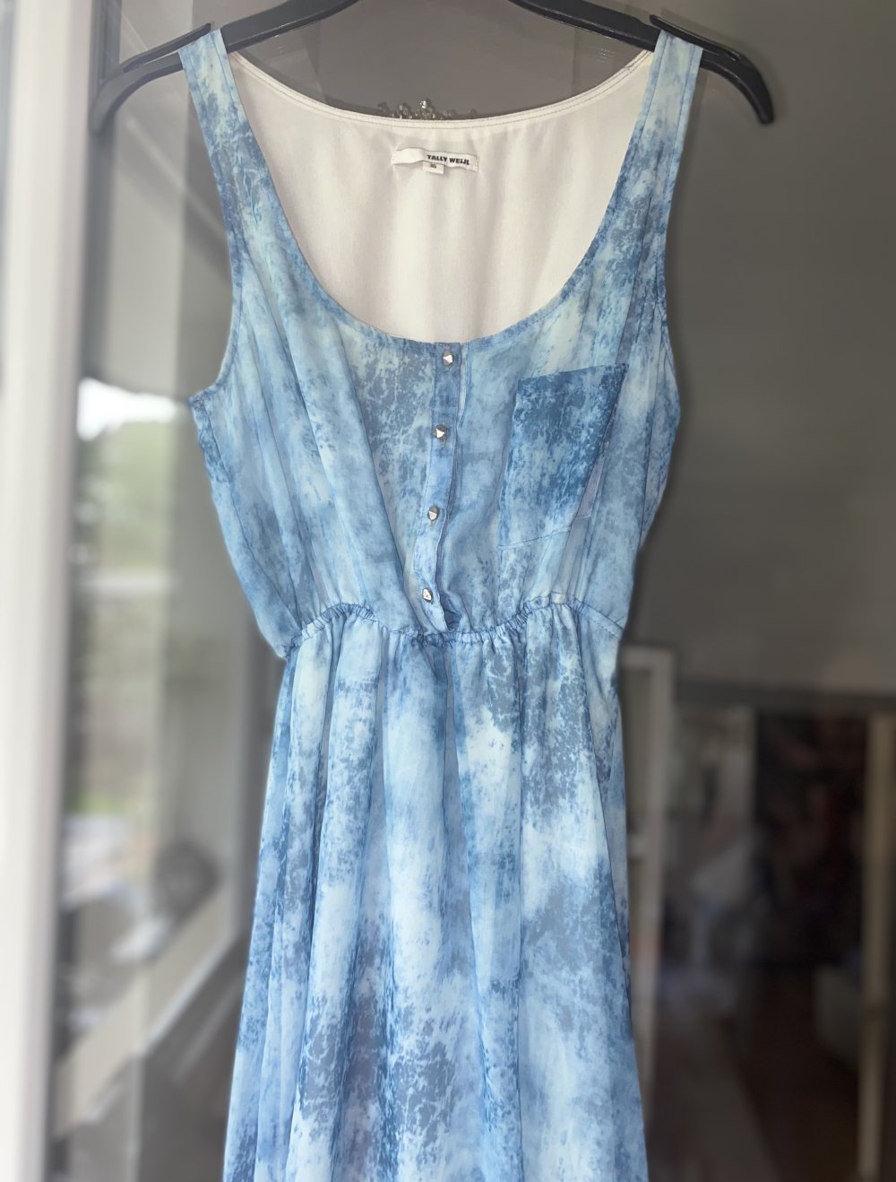 Blaues Kleid für den Sommer