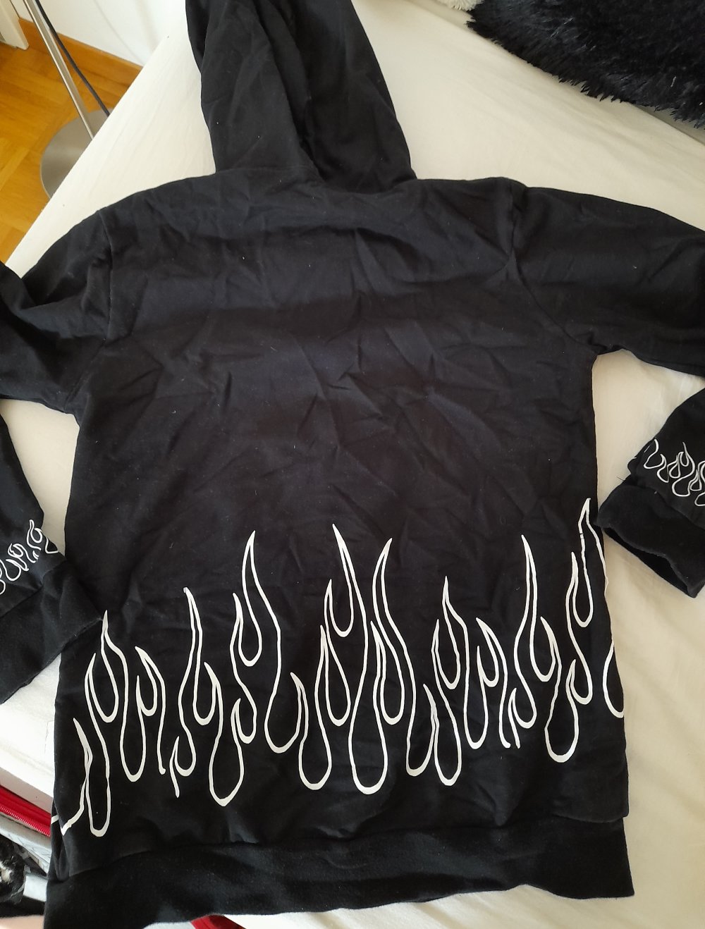 Pullover schwarz mit Flammen