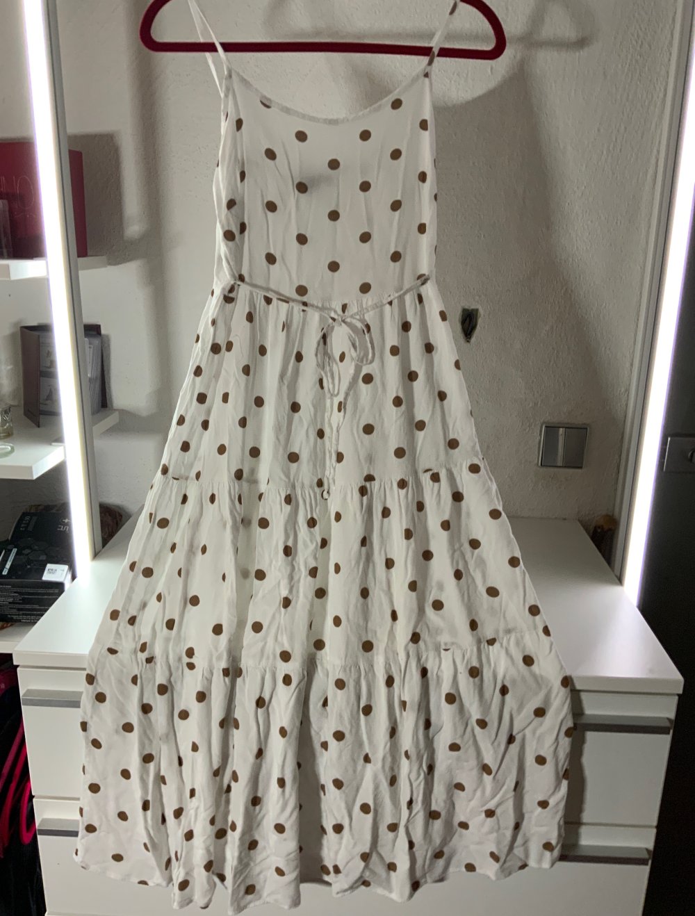 Langes weißes braun gepunktetes Kleid