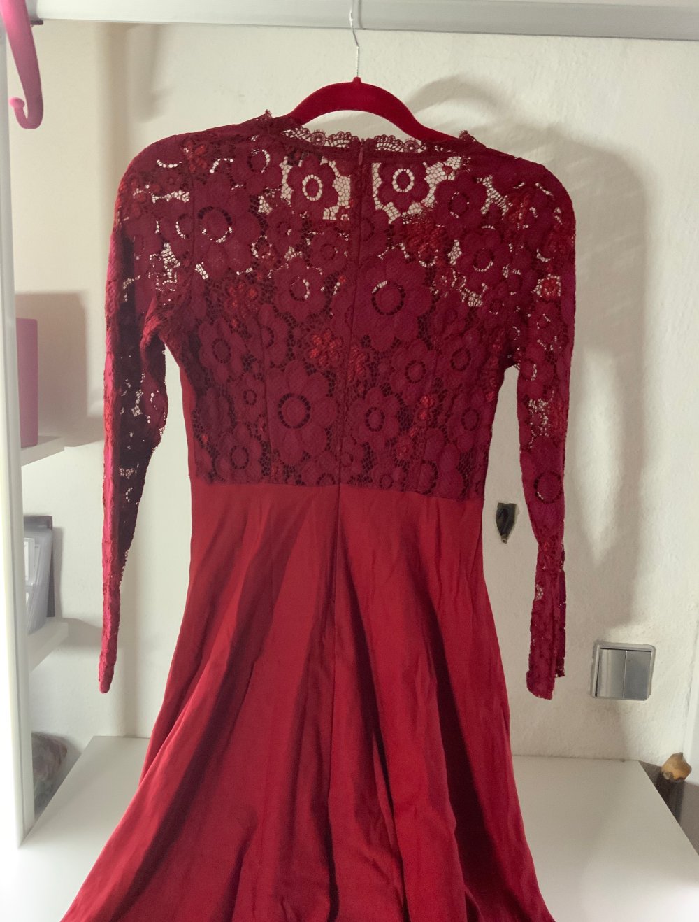 Rotes Cocktail kleid mit Spitze