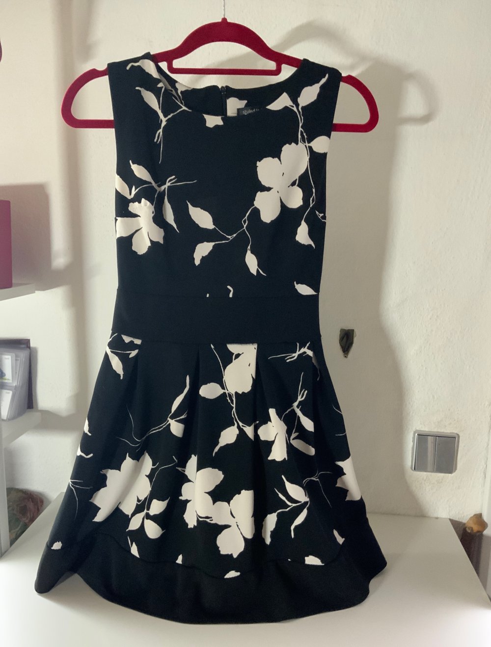 Kurzes schwarzes Kleid mit weißen Blumen