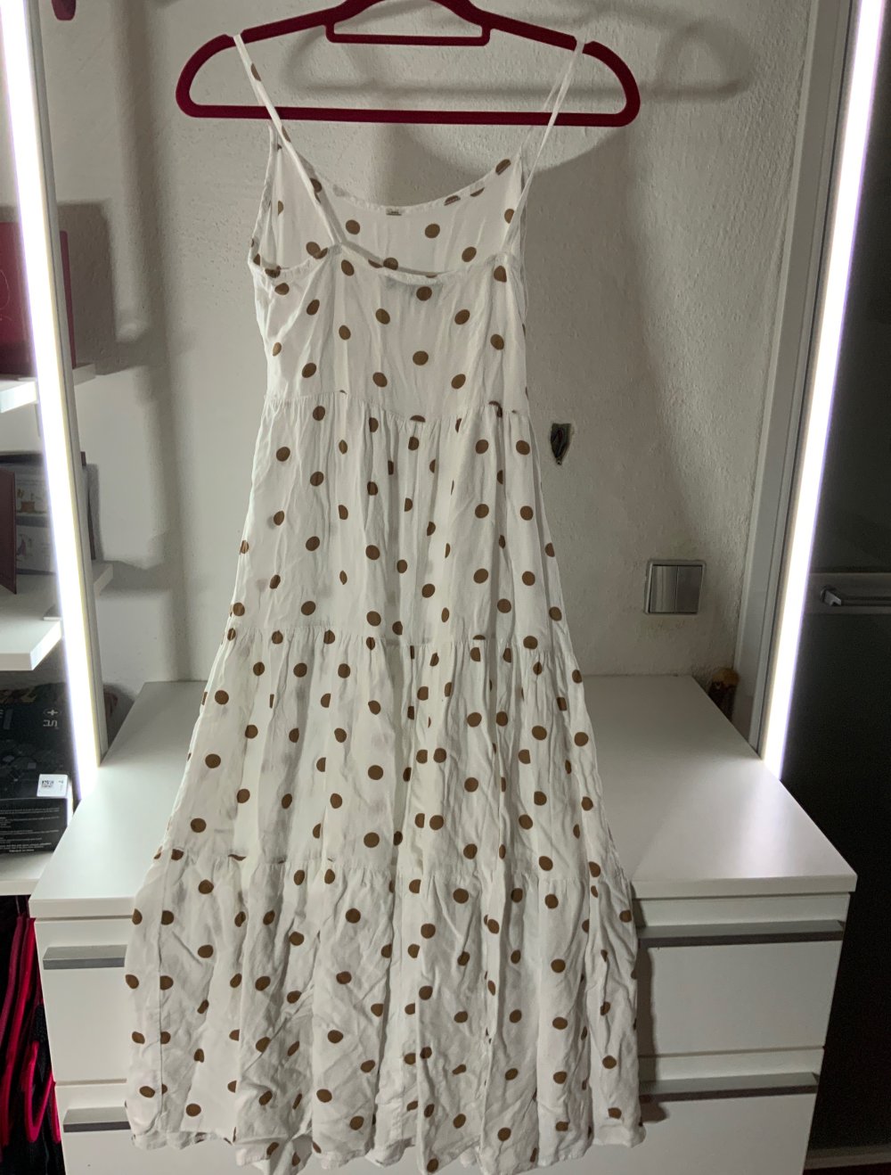 Langes weißes braun gepunktetes Kleid