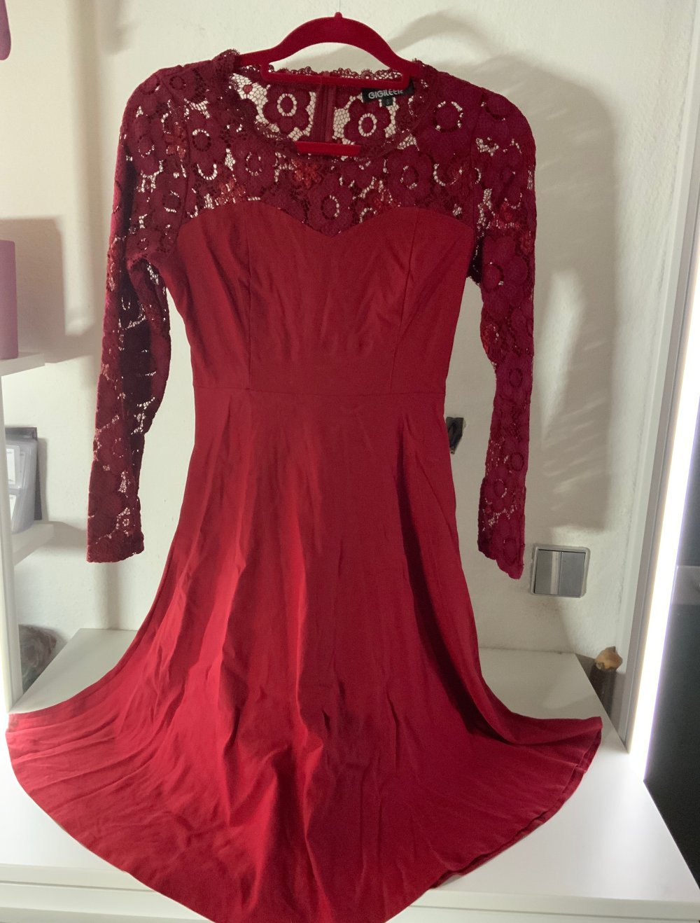 Rotes Cocktail kleid mit Spitze