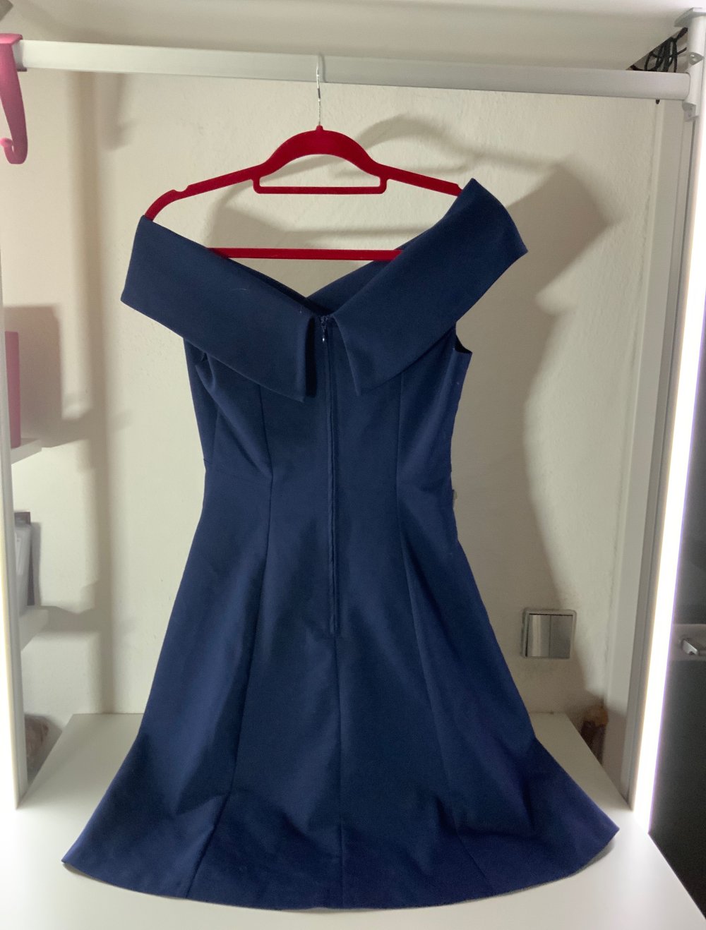 elegantes schlichtes schulterfreies Cocktailkleid